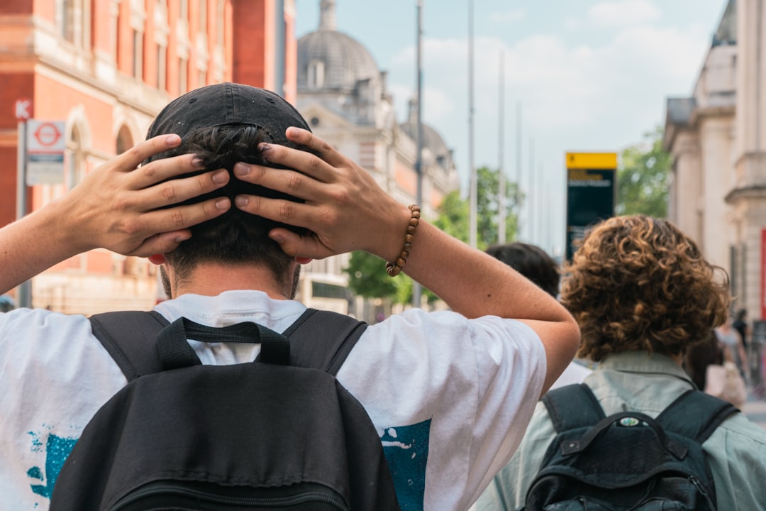 Metal detector e controlli sugli zaini nelle scuole: il piano cileno per garantire la sicurezza di studenti e insegnanti — approfondimento e guida