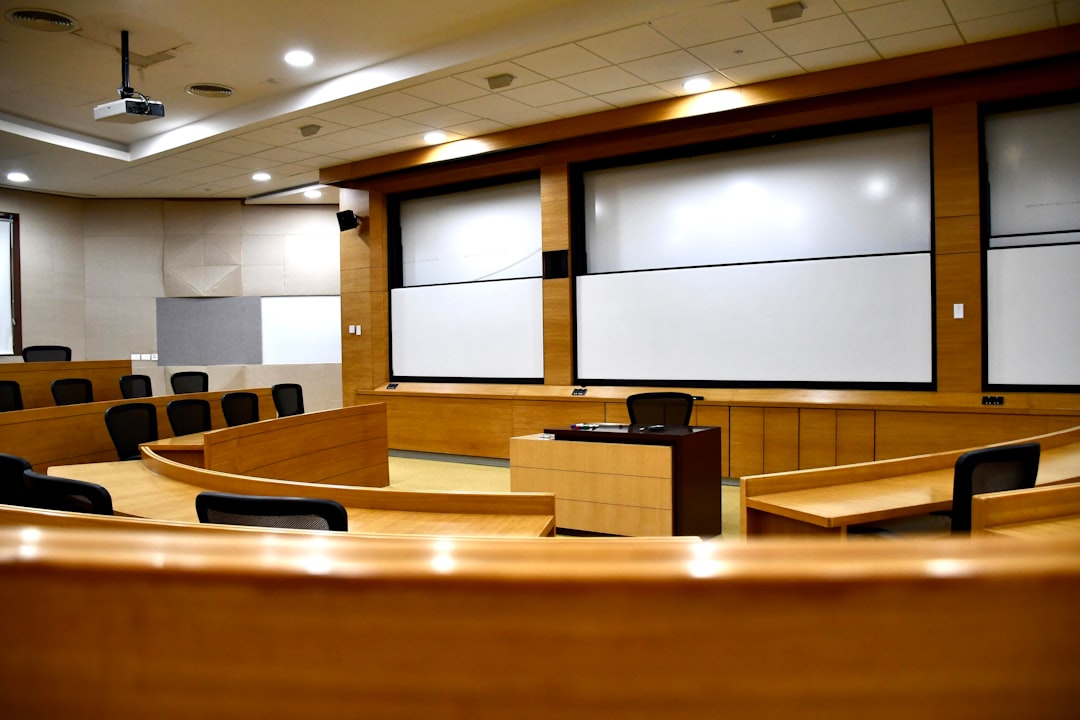 Aula magna di istituto tecnico con banchi e lavagne interattive, riforma classi di concorso e organici docenti