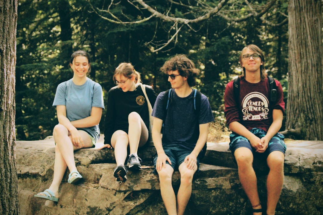 Campi estivi per i giovani bulli: cosa prevede il Piano Giovani e quali rischi per docenti e famiglie