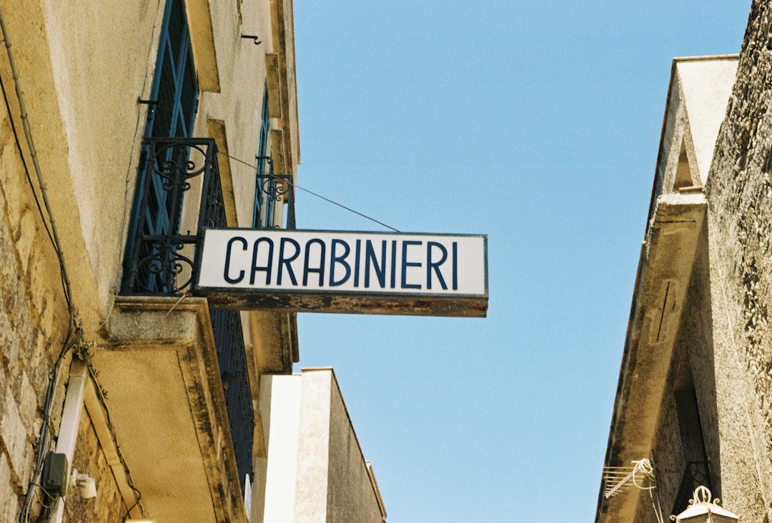 Carabinieri fermano studente che minacciava docente per bocciatura dopo chat