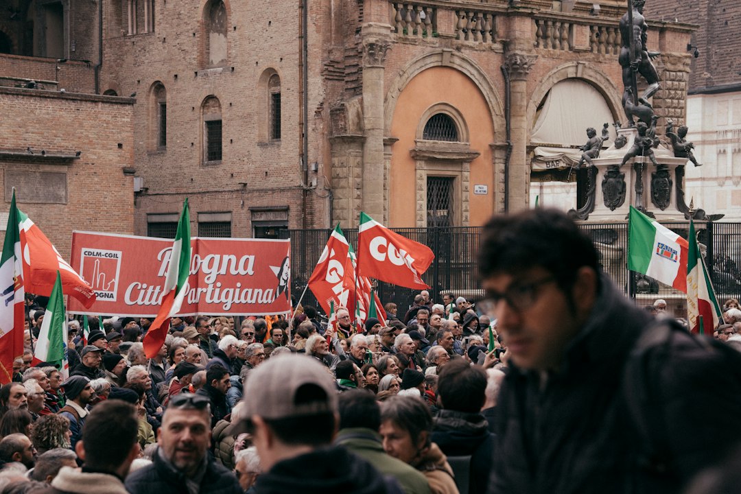 Manifestazione con bandiere e striscioni che richiamano il tema della compatibilità tra impiego pubblico e Partita IVA agricola