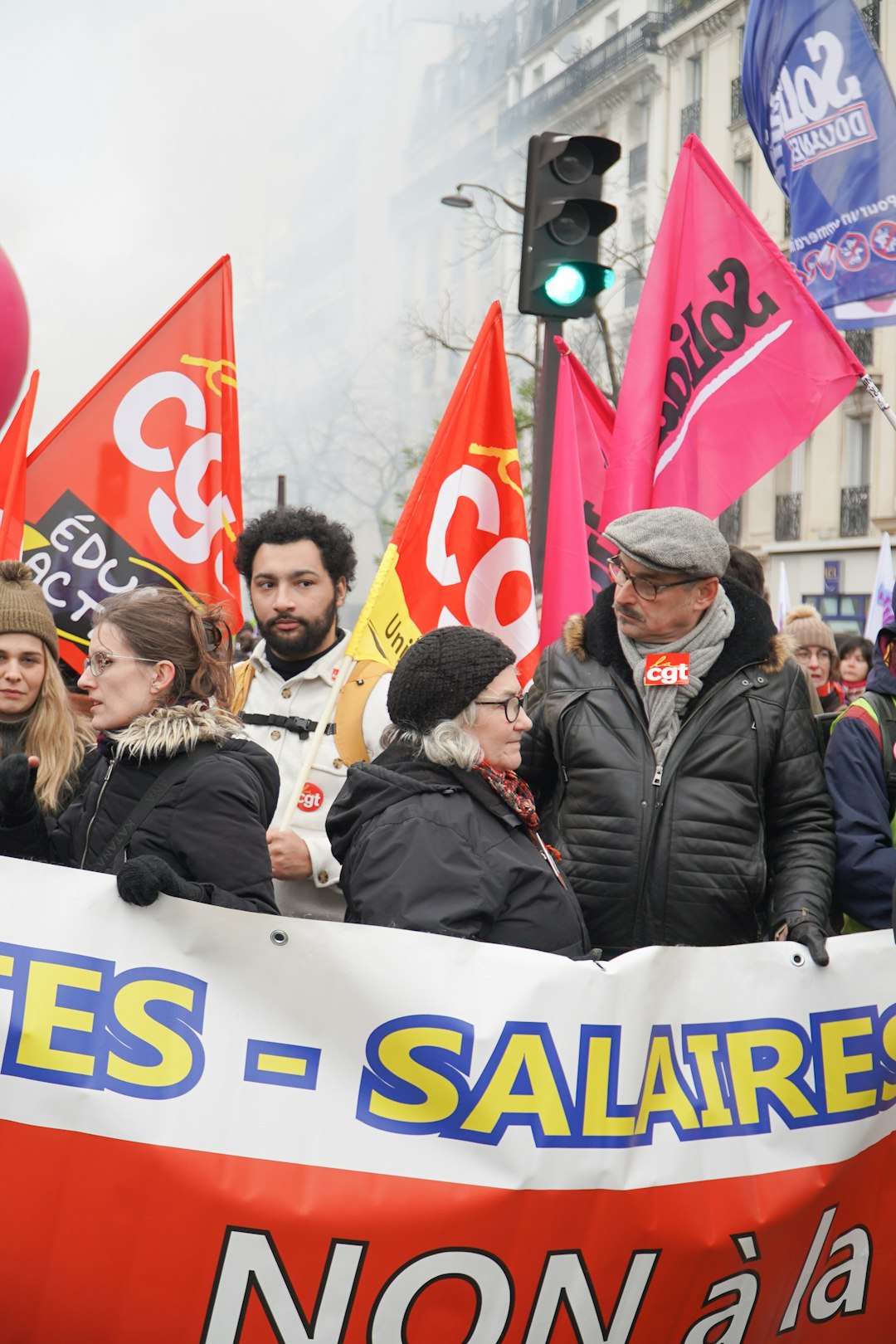 Manifestazione sindacale CGT per salari dignitosi e contro il precariato giovanile, simbolo della lotta per un futuro lavorativo equo.