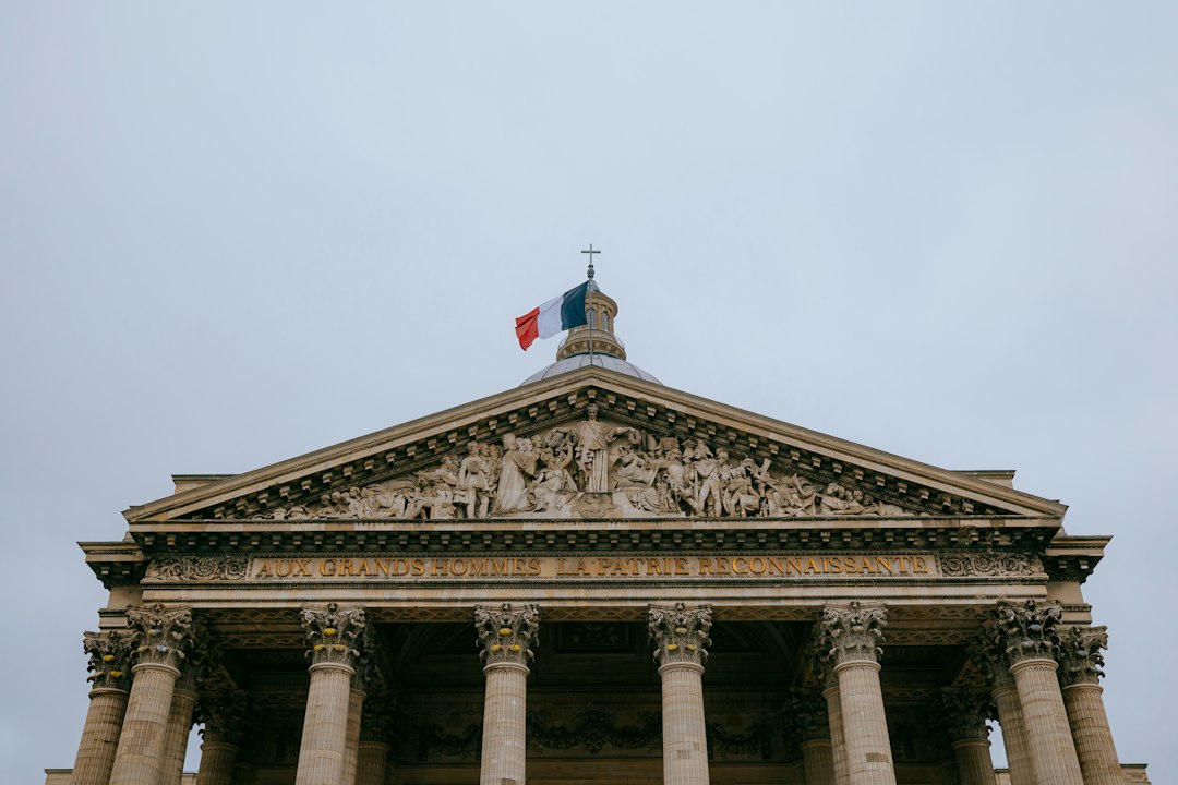 Crisi scolastica in Francia: il governo sospende le lezioni e attiva la "democrazia interna"