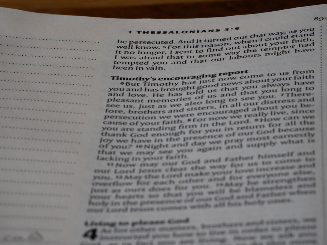 Pagina di un libro con testo biblico su fede e incoraggiamento, rilevante per discussioni su istruzione e valori.