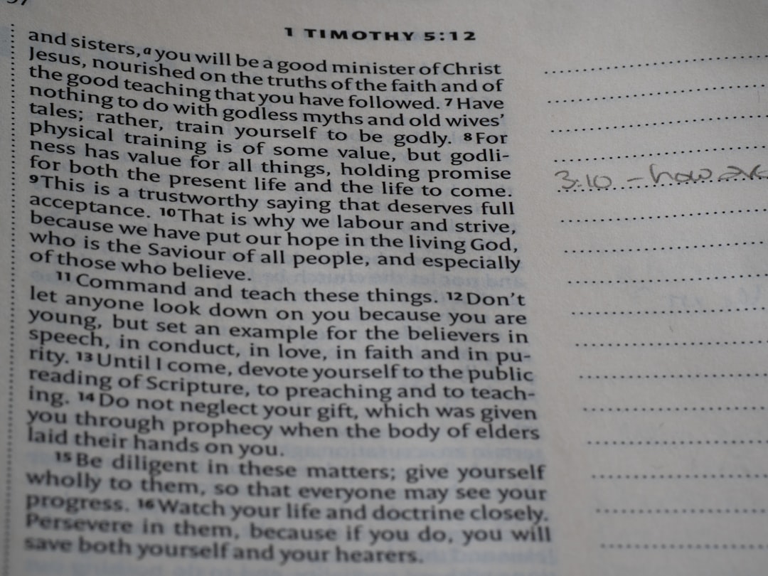 Pagina di un libro con testo biblico, riferimento a 1 Timoteo 5:12, utile per comprendere il percorso formativo degli studenti.