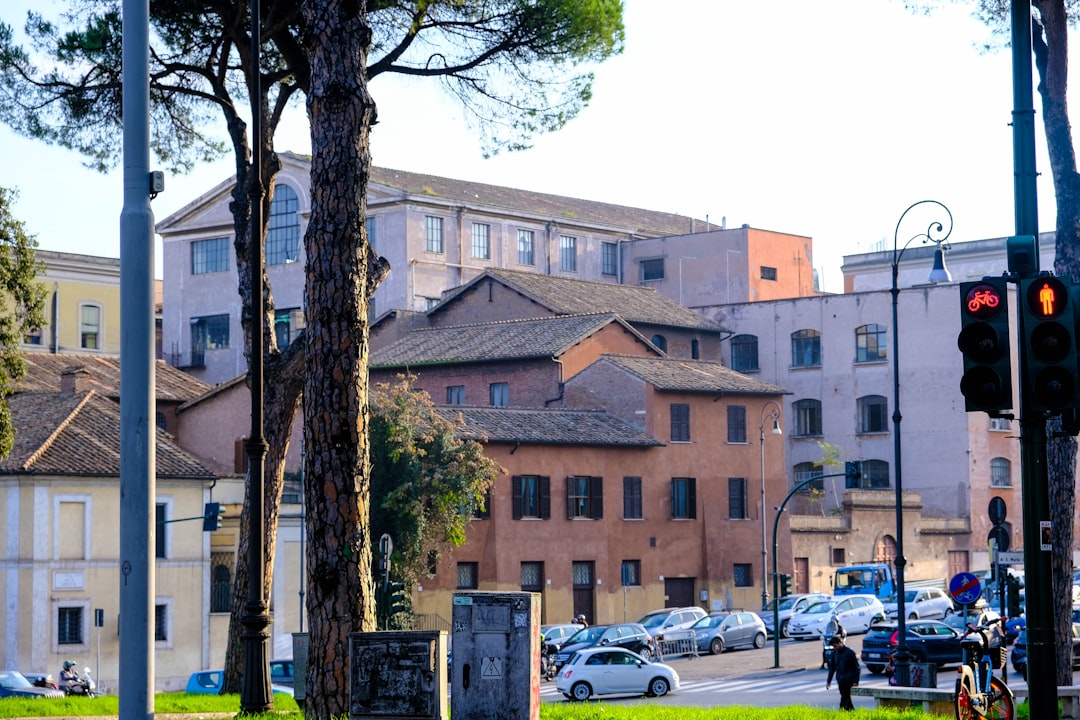 Ragazzo di 14 anni investito sul marciapiede a Roma: ricovero in codice rosso davanti a una scuola