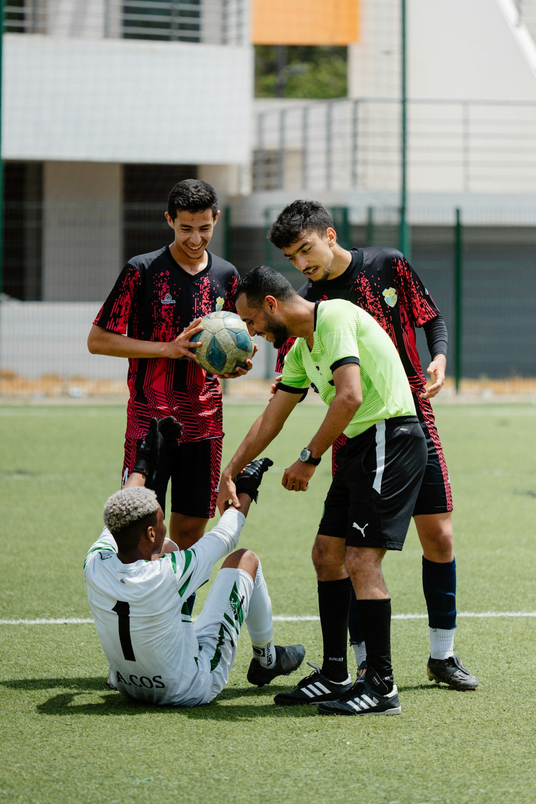 Infortunio durante partita di calcio scolastica: studenti e allenatore soccorrono compagno. Prevenzione infortuni INAIL nelle scuole.