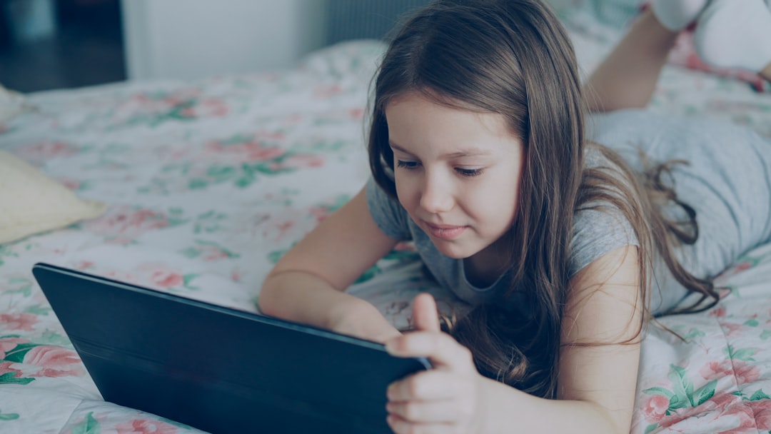 Regolamentazione dispositivi digitali per l'infanzia: verso il divieto assoluto sotto i 3 anni