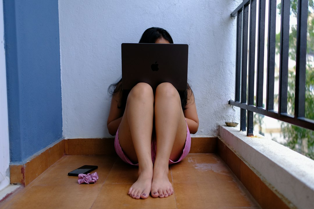 Adolescenti e manipolazione online: la trappola della "pseudo-relazione" e la violenza come performance