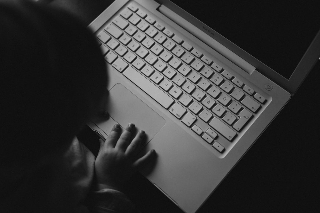 Preoccupazioni sulla sessualizzazione precoce dei bambini: il caso di un club per alunni di 9 anni e il rischio di pornografia online