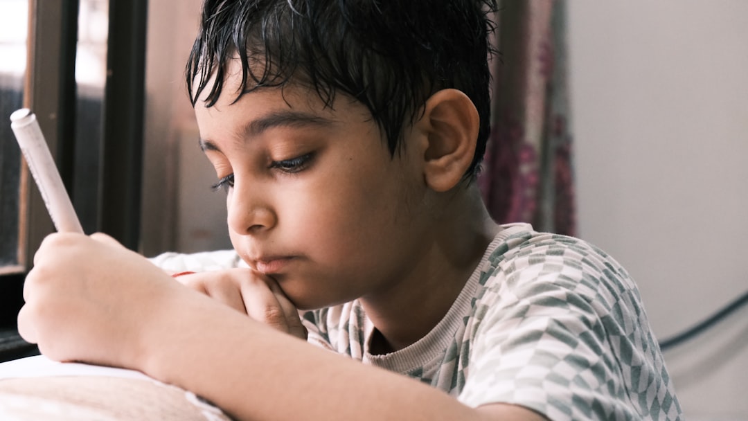 Smartphone e social: musica e scrittura a mano per sostenere lo sviluppo cerebrale dei bambini