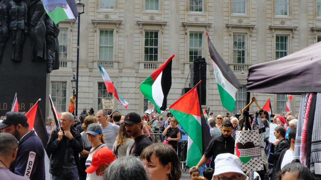 Assemblea FLC CGIL: manifestanti con bandiere palestinesi per la pace e i diritti in Palestina durante l'evento sindacale.