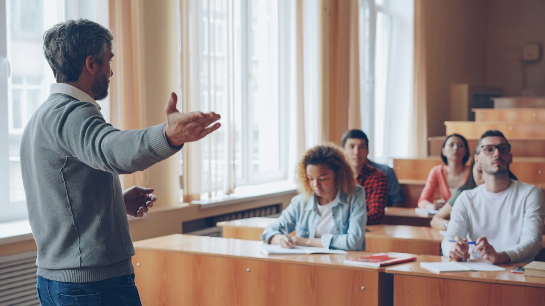 Aggressione a sassi contro una docente a Pomezia: le implicazioni legali della violenza scolastica