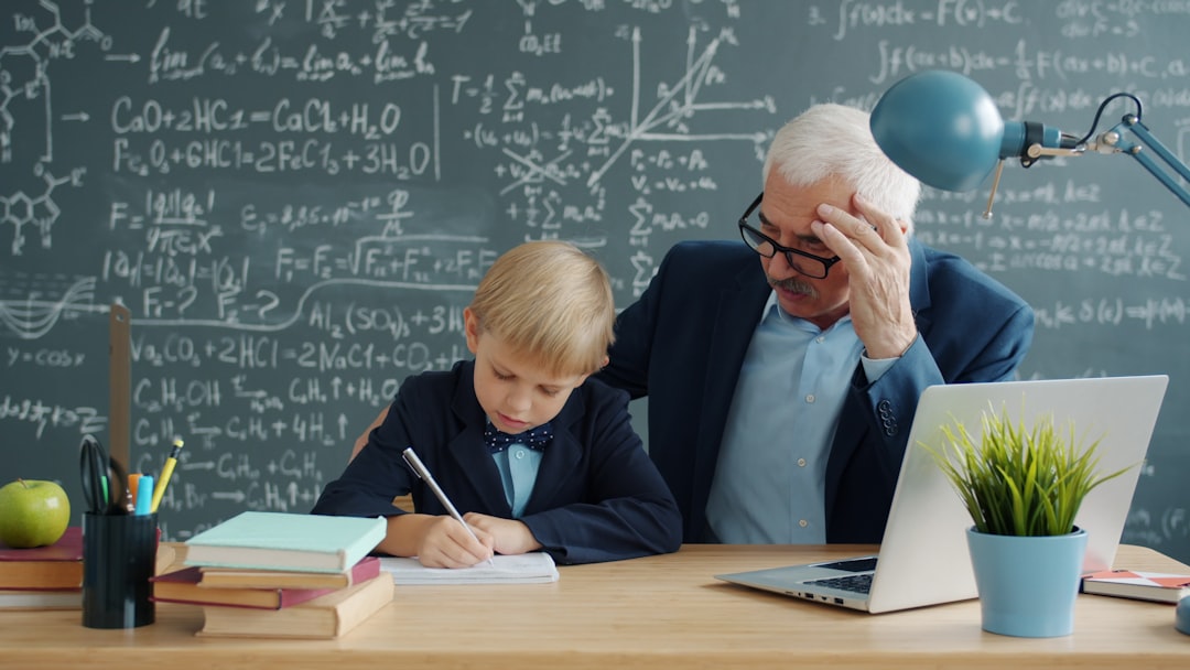 Bimbo iperattivo al centro di un’indagine: due maestre indagate per presunta alterazione della documentazione scolastica