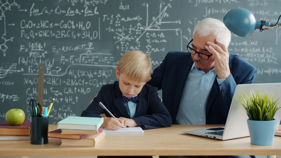 Professore e alunno che studia matematica: focus su neurodivergenza e supporto scolastico per studenti con bisogni educativi speciali