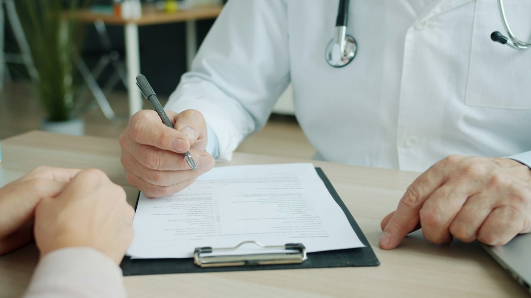 Medico che compila certificato medico per malattia con copertura del giorno precedente