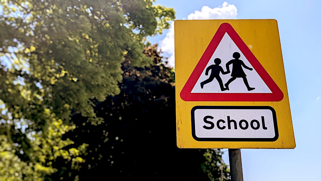 Malattia del personale scolastico: regole sulla reperibilità e possibilità di uscita da casa