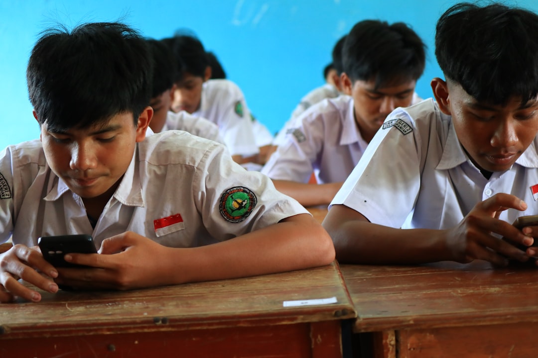 Divieto di smartphone a scuola: bilancio del primo anno e sfide per la didattica digitale
