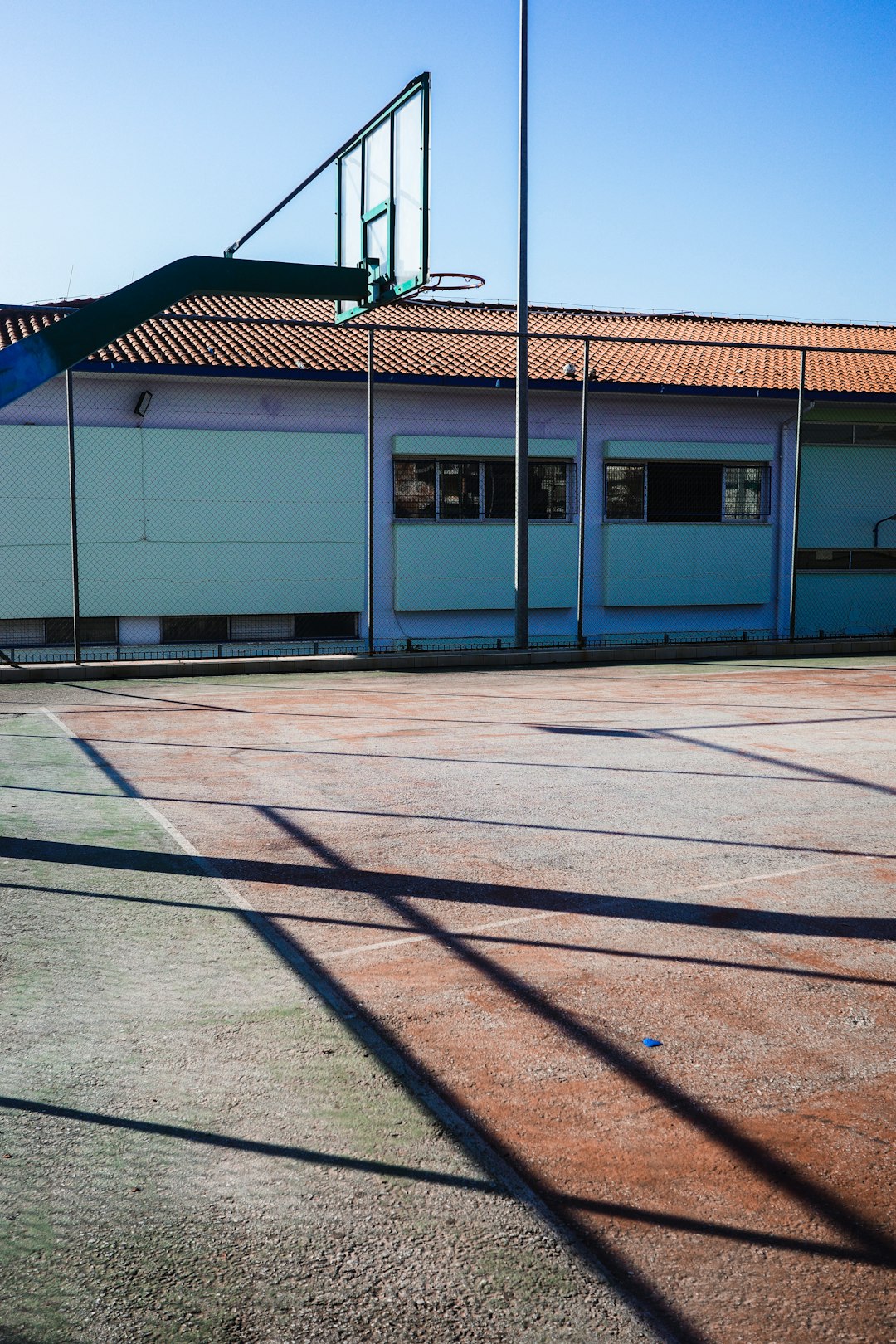 Campo da basket scolastico: simbolo di sicurezza e impegno educativo dopo l'intervento di Don Maurizio Patriciello per la legalità.