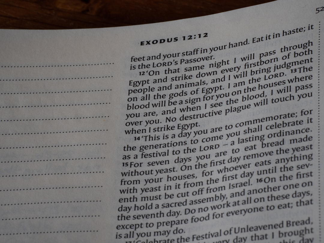 Citazione biblica Esodo 12:12-16, riferimento alla Pasqua ebraica e alla sua possibile natura temporanea o ricorrente.