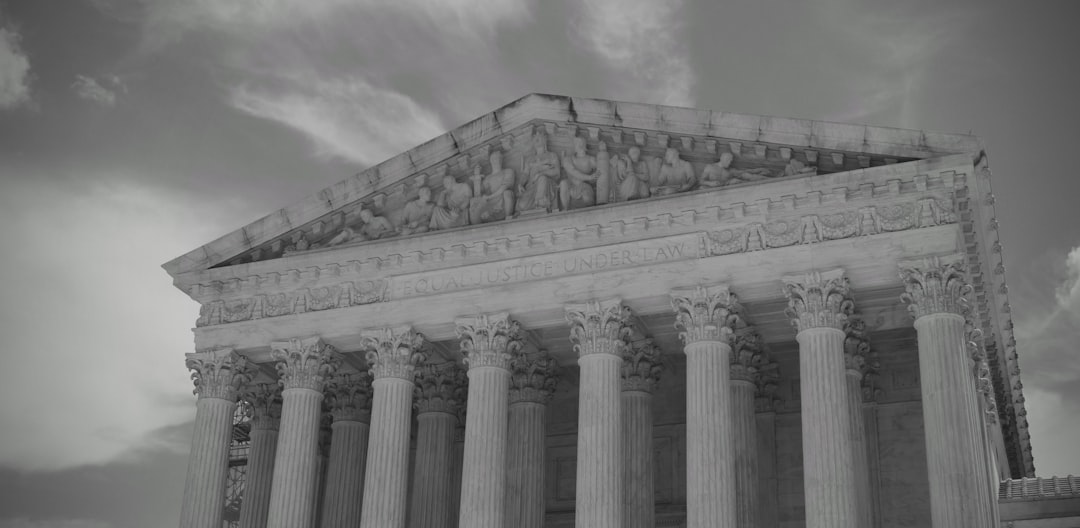 Tirare i capelli in classe: la Cassazione definisce violenza pura e non metodo educativo; gesto isolato senza querela resta impunito