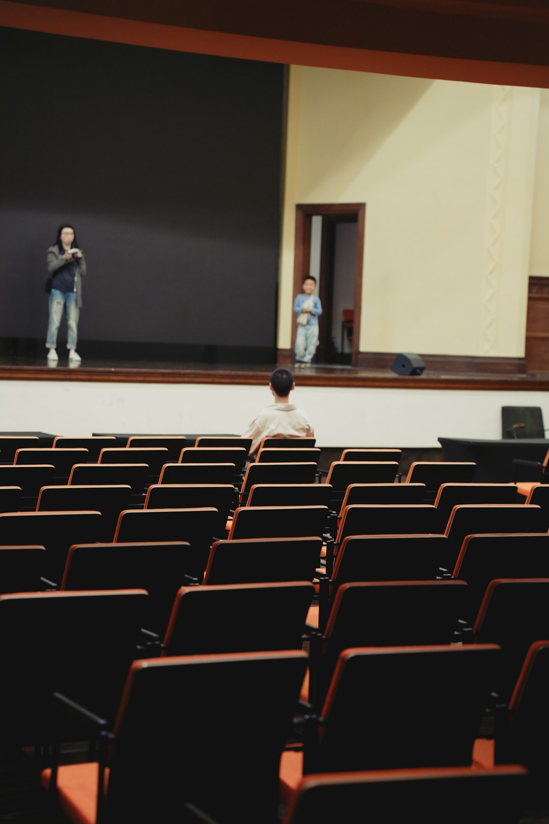 Teatroterapia a scuola: bambini e adolescenti sul palco durante una sessione di cura emotiva e sociale attraverso l'arte drammatica.