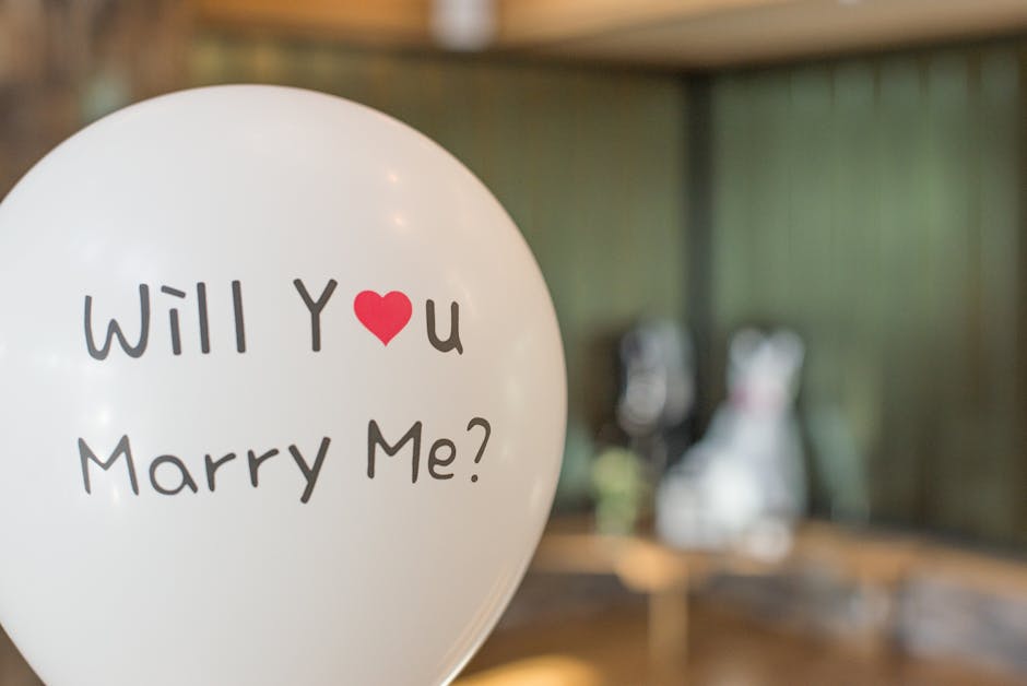 Palloncino bianco con scritta Will You Marry Me, metafora della libertà di scelta e domande trasversali alla Maturità 2026.